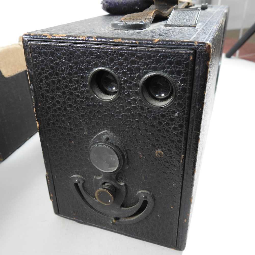 An early 20th century Frena patent box camera, stamped R & J Beck Ltd, 30cm wide, together with a - Bild 6 aus 6