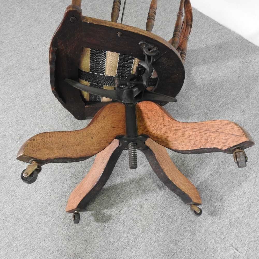 An early 20th century oak swivel desk chair - Image 4 of 5