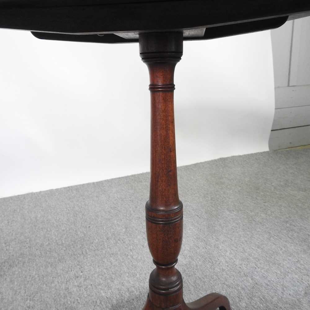 A George III mahogany wine table, on a reeded pedestal base - Image 2 of 4