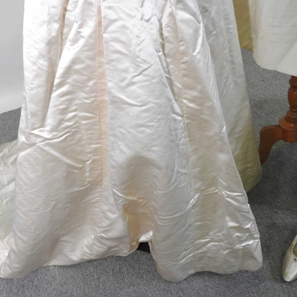 An Edwardian satin and lace wedding dress, with a lace petticoat, together with a shawl, with - Image 7 of 22