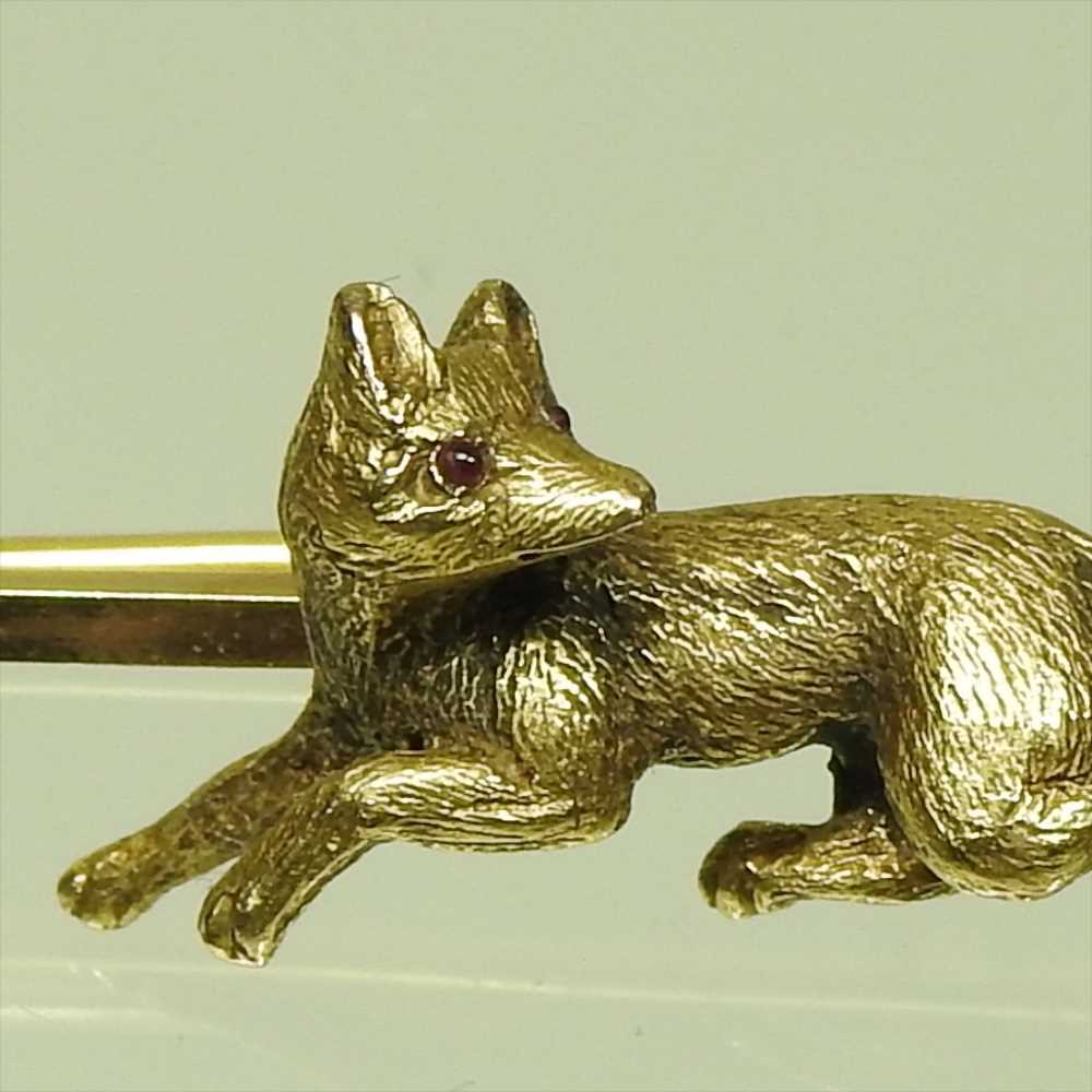 A 15 carat gold brooch, decorated with a fox, with gem set eyes, 5.4g, 55mm wide - Image 2 of 5