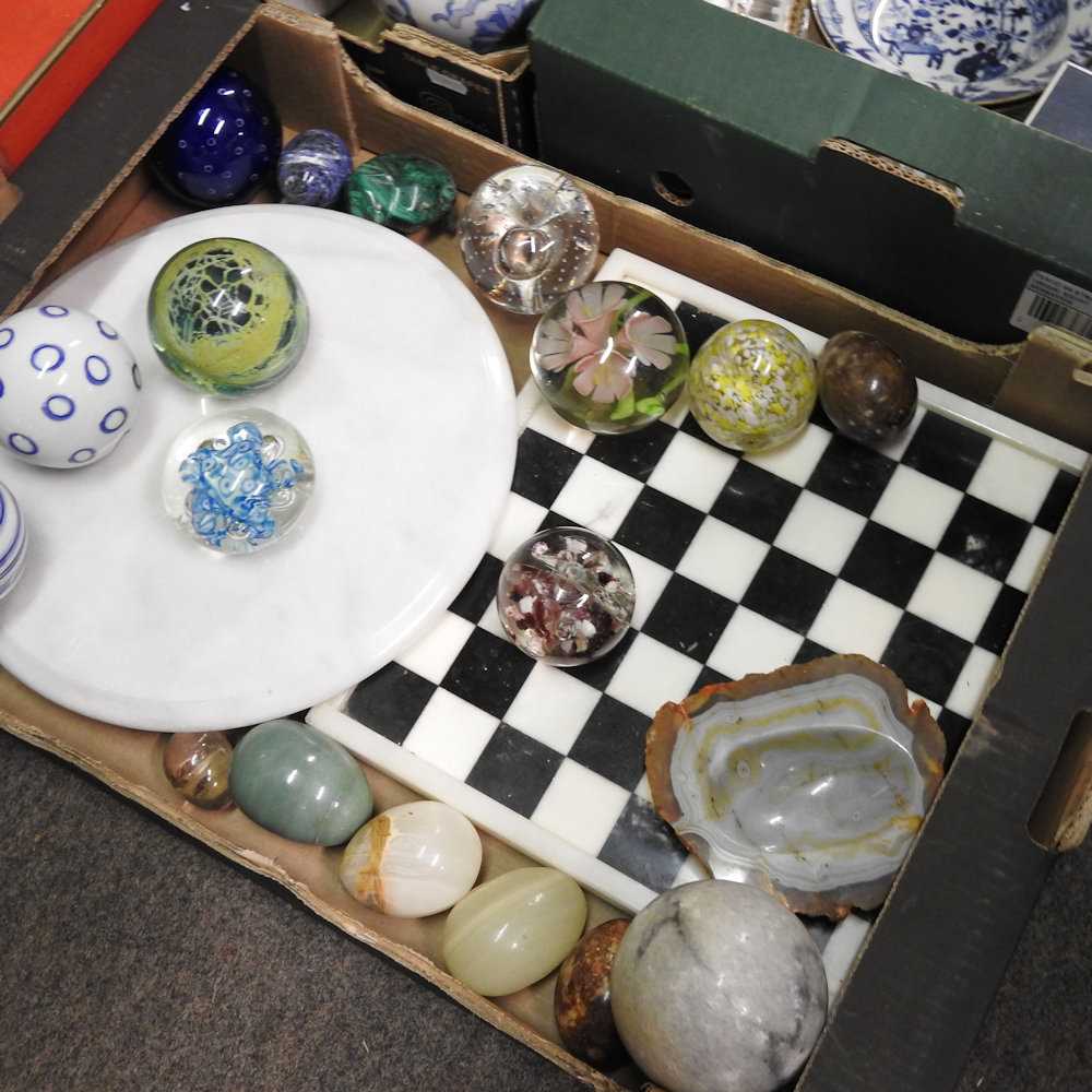 A collection of decorative china, glass paperweights and stone items - Image 2 of 5