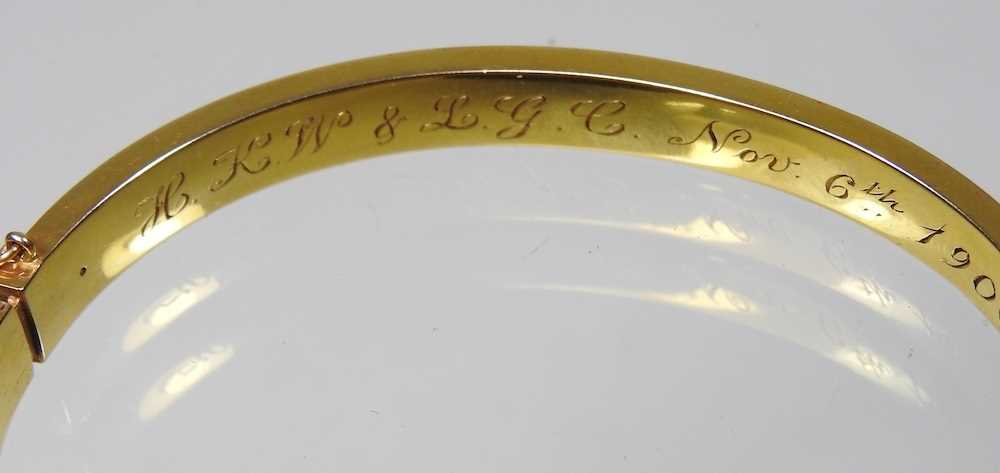 An Edwardian 14 carat gold bangle, of hinged design, inscribed and dated Nov. 6th 1906, 11g, 6cm - Image 4 of 6
