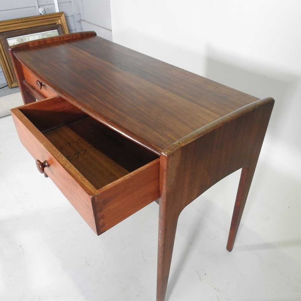 A 1960's teak side table, together with a nest of two 1970's occasional tables (2) 107w x 47d x - Bild 4 aus 4