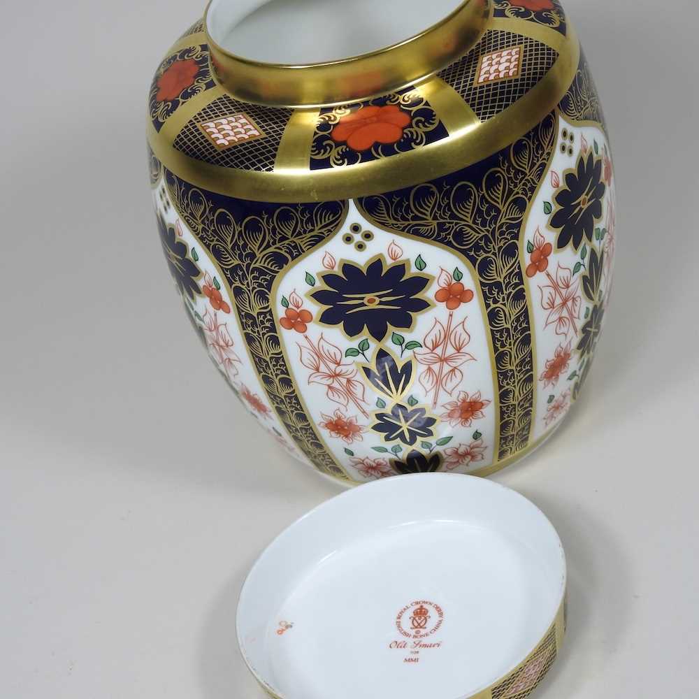 A Royal Crown Derby Old Imari ginger jar and cover, decorated in the 1128 pattern, 18cm high - Image 4 of 4