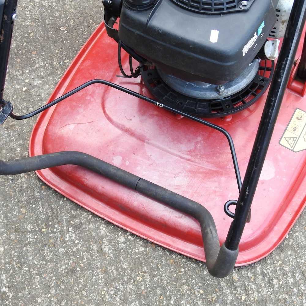 A Toro/Honda GCV 160 petrol hover lawnmower Starts and runs, with signs of use/age. - Image 2 of 5