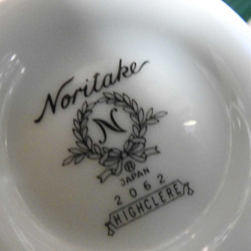 An extensive Noritake Highclere pattern tea and dinner service, with twelve place settings, to - Image 2 of 6
