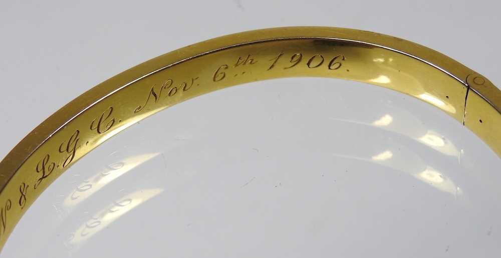 An Edwardian 14 carat gold bangle, of hinged design, inscribed and dated Nov. 6th 1906, 11g, 6cm - Image 3 of 6