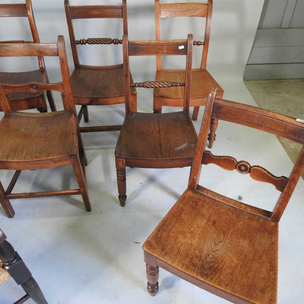 A harlequin set of seven 19th century elm seated dining chairs, together with an early 20th - Bild 2 aus 5