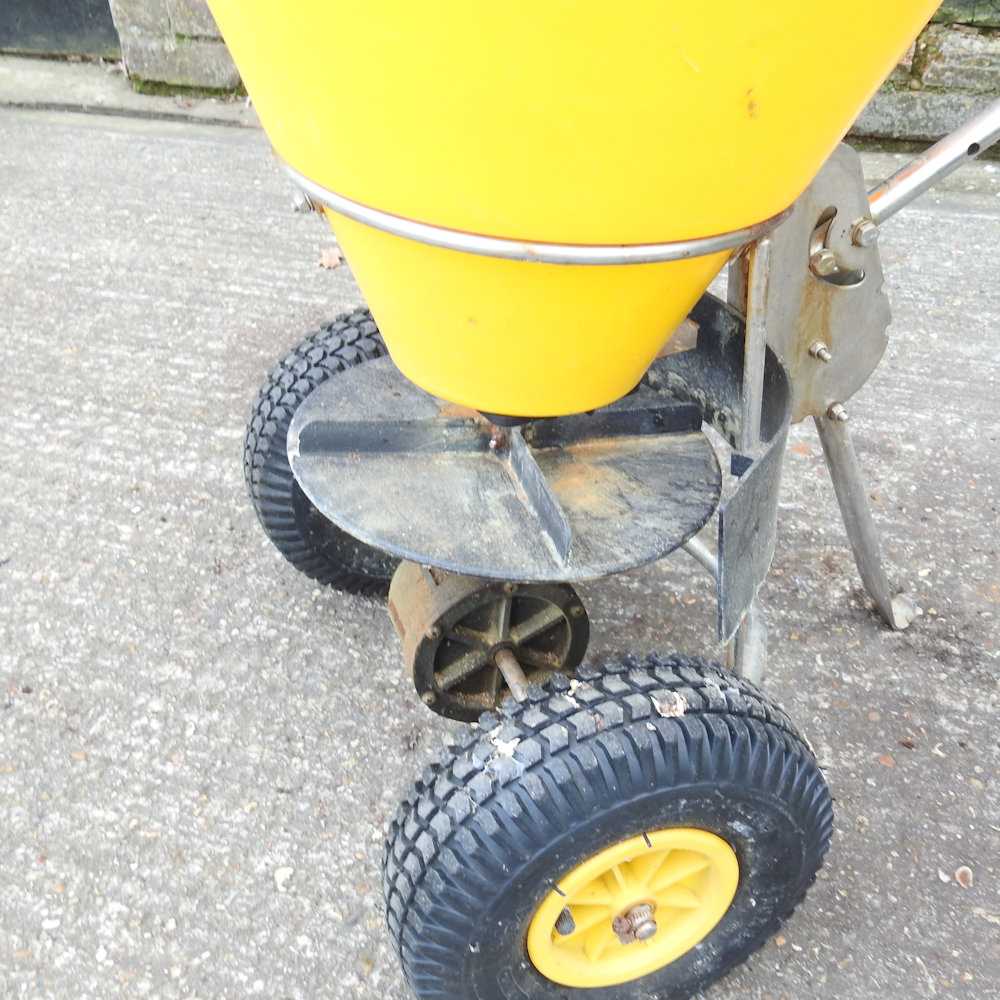 A garden spreader - Image 2 of 5