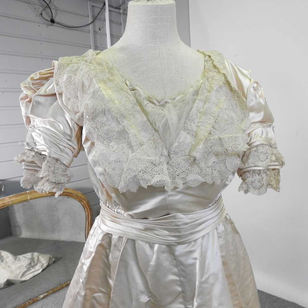 An Edwardian satin and lace wedding dress, with a lace petticoat, together with a shawl, with - Image 4 of 22