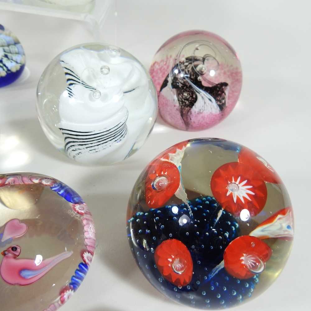 A collection of eighteen various coloured glass paperweights, to include Caithness (18) - Image 6 of 7