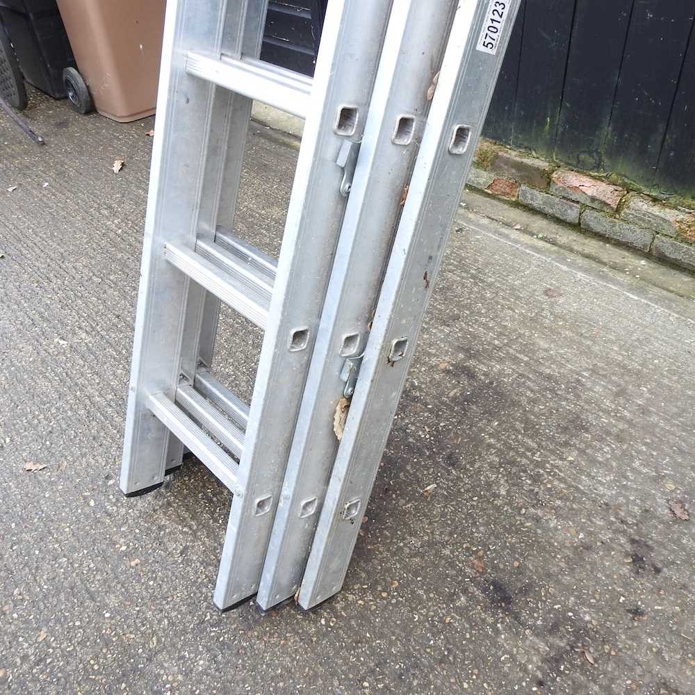 An aluminium extending ladder - Image 3 of 3