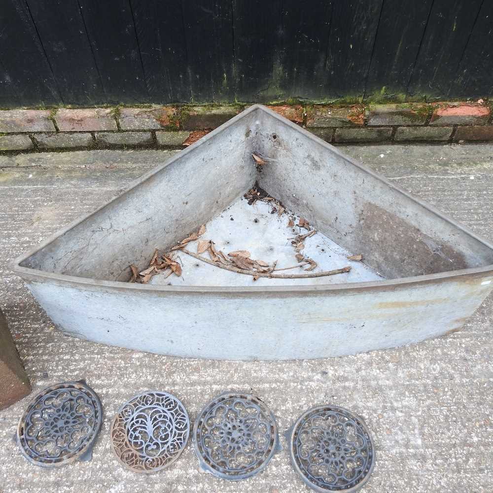 A galvanised corner trough, together with a planter and four trivets 118w x 66d x 37h cm - Image 3 of 4