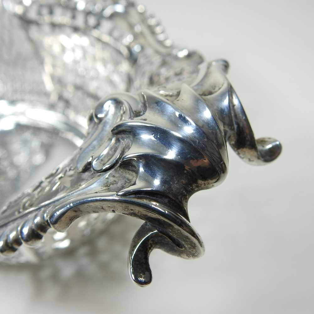 A good George III pierced silver sweetmeat basket, of pierced boat shape, the gadrooned border - Image 5 of 6