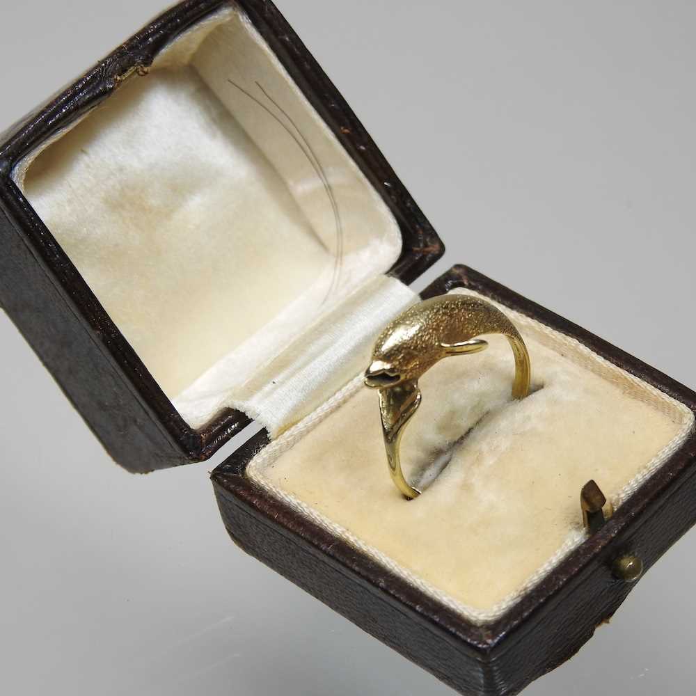 A 14 carat gold ring, in the form of a dolphin, 2.8g, size P, boxed - Image 2 of 6