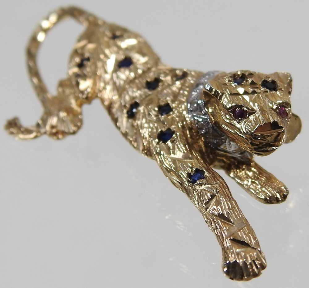 A 9 carat gold brooch, in the form of a panther, with sapphire spots, ruby eyes and a diamond - Image 6 of 7