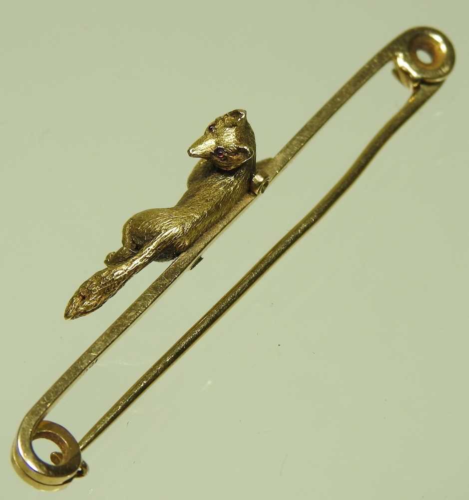 A 15 carat gold brooch, decorated with a fox, with gem set eyes, 5.4g, 55mm wide - Image 3 of 5