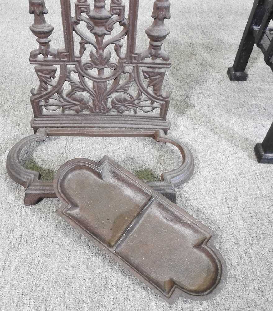 A cast iron fire grate, 47cm wide, together with a cast iron stick stand (2) - Image 2 of 4
