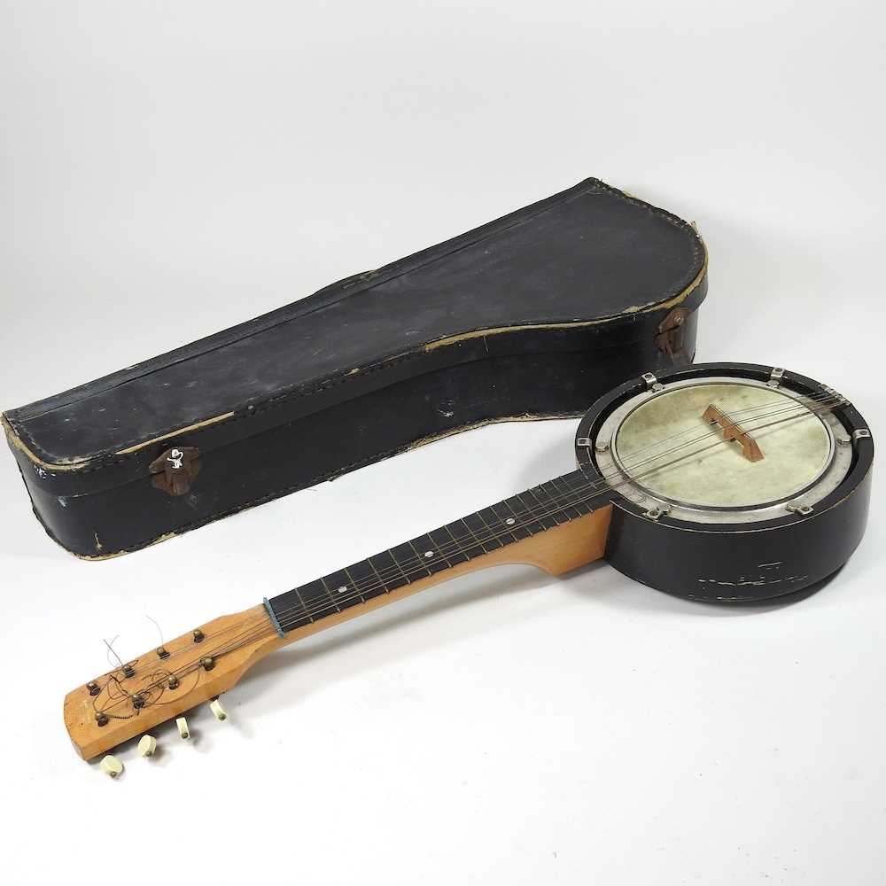 An early 20th century banjolele, 55cm long, cased