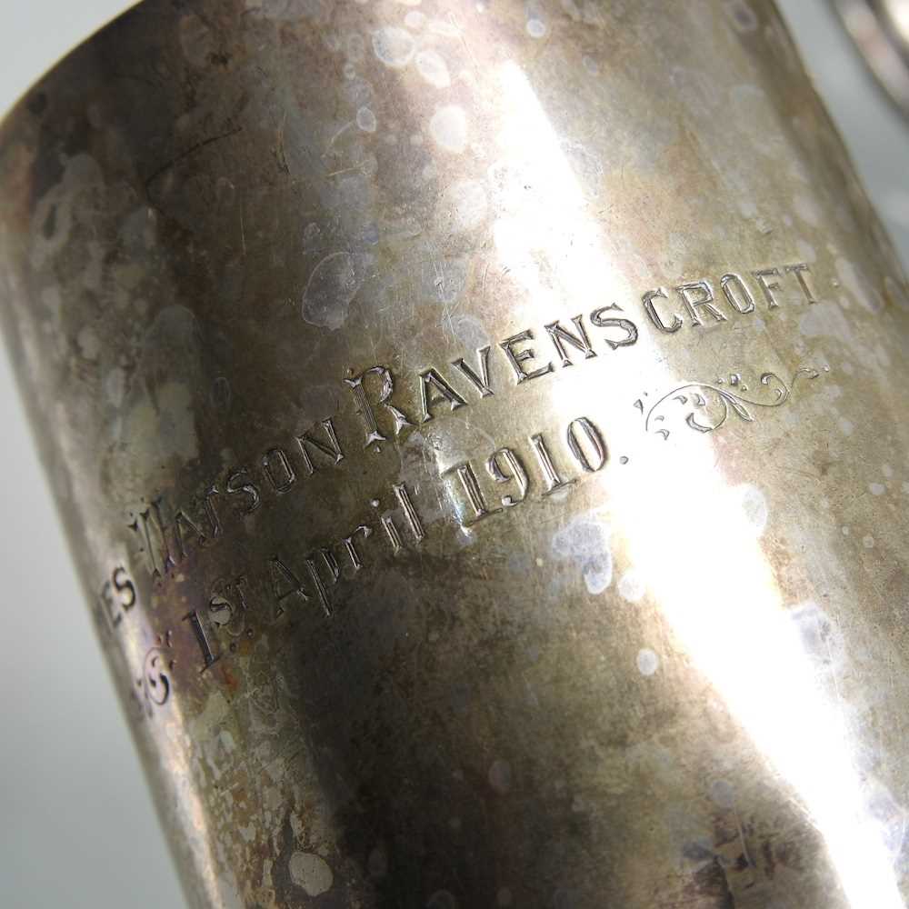 An Edwardian silver mug, with presentation inscription to J W Ravenscroft, Birmingham 1909, 78g, - Image 3 of 7