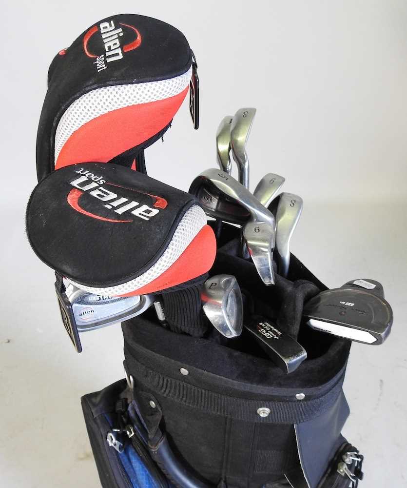 A collection of Alien Ultimate 500 golf clubs, cased - Bild 2 aus 4