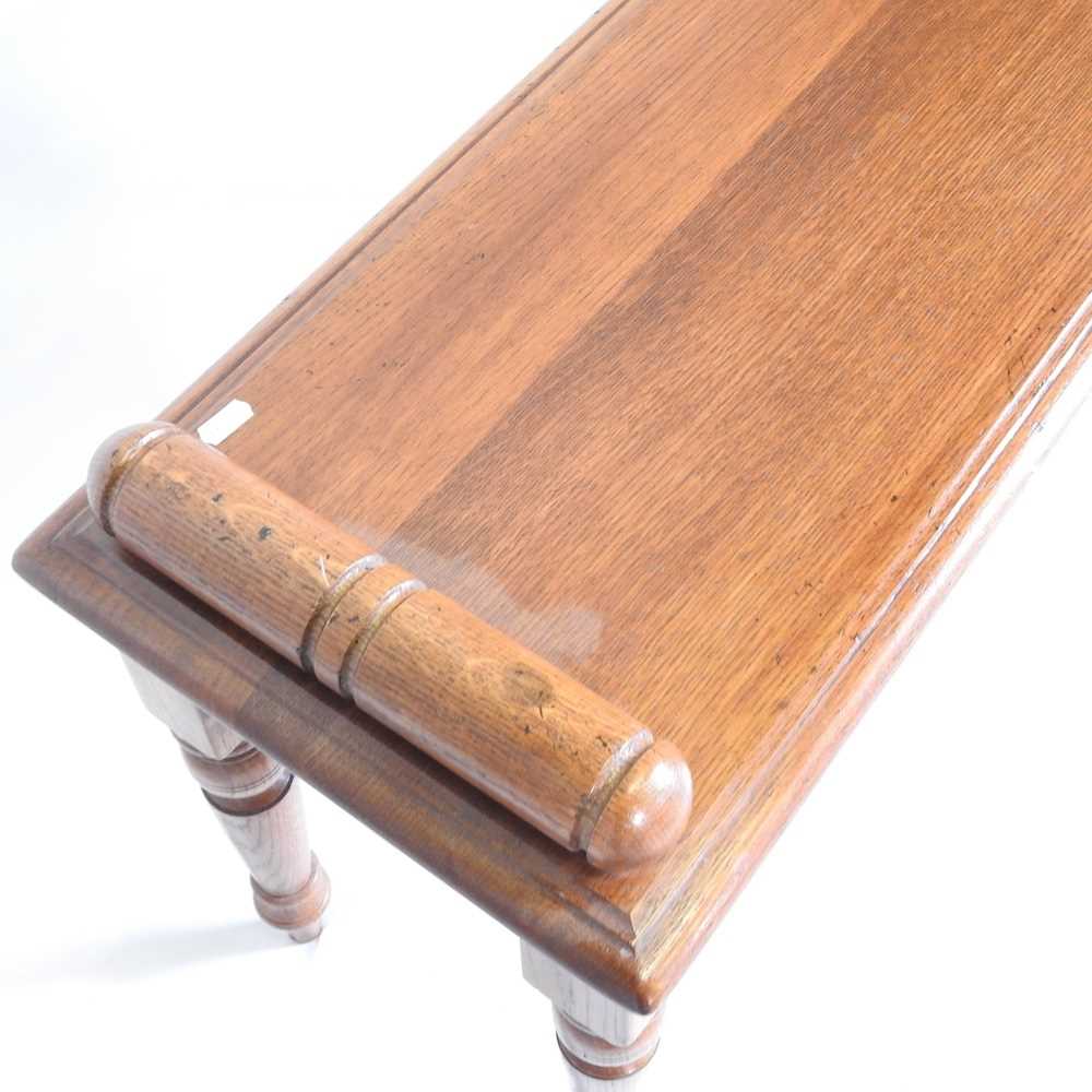 A Regency style handmade oak window seat, on turned legs 95w x 33d x 50h cm - Image 4 of 6