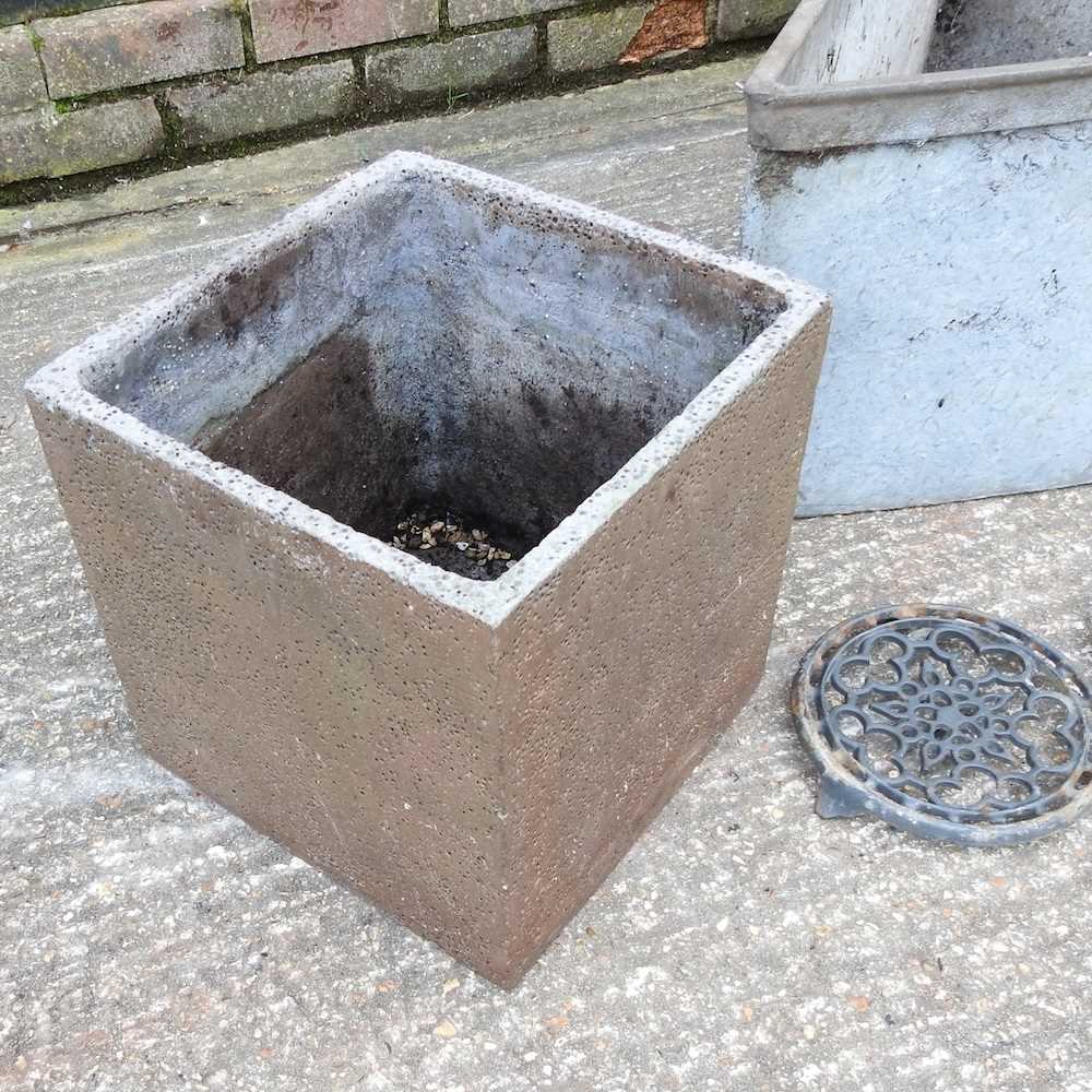 A galvanised corner trough, together with a planter and four trivets 118w x 66d x 37h cm - Image 4 of 4