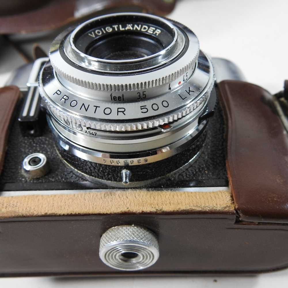 A vintage Voigtlander Lanthar camera, cased, together with a Voigtlander Bessa I, a Mamiya Sekor 500 - Image 10 of 13