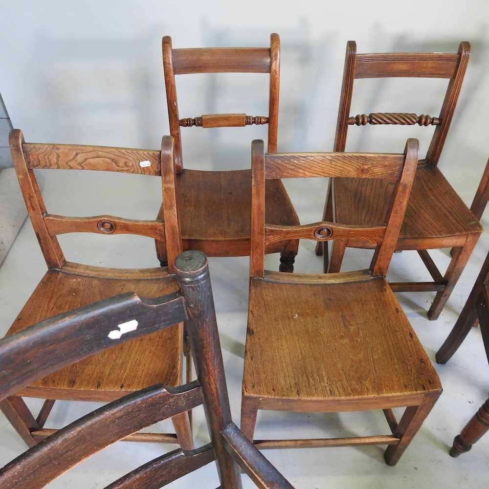 A harlequin set of seven 19th century elm seated dining chairs, together with an early 20th - Bild 5 aus 5