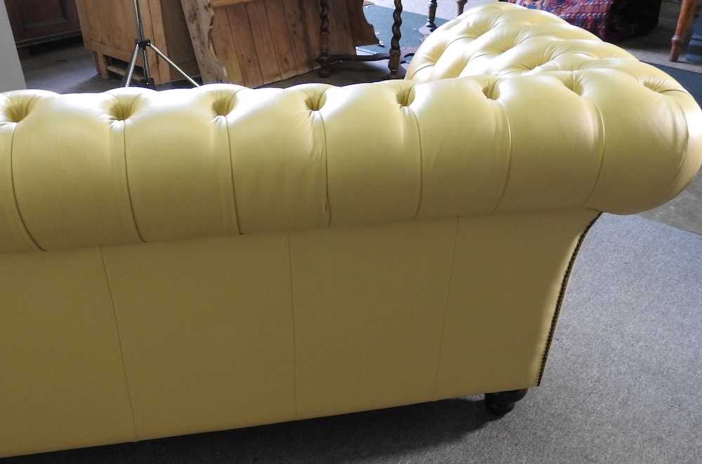 A modern cream leather upholstered chesterfield sofa, with a buttoned back, on turned legs 246w x - Image 4 of 6