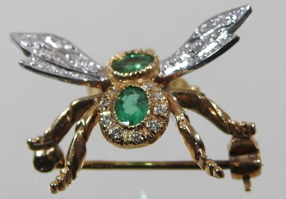 A 9 carat gold, emerald and diamond brooch, in the form of bee, 3.3g, 22mm wide, boxed - Image 3 of 6