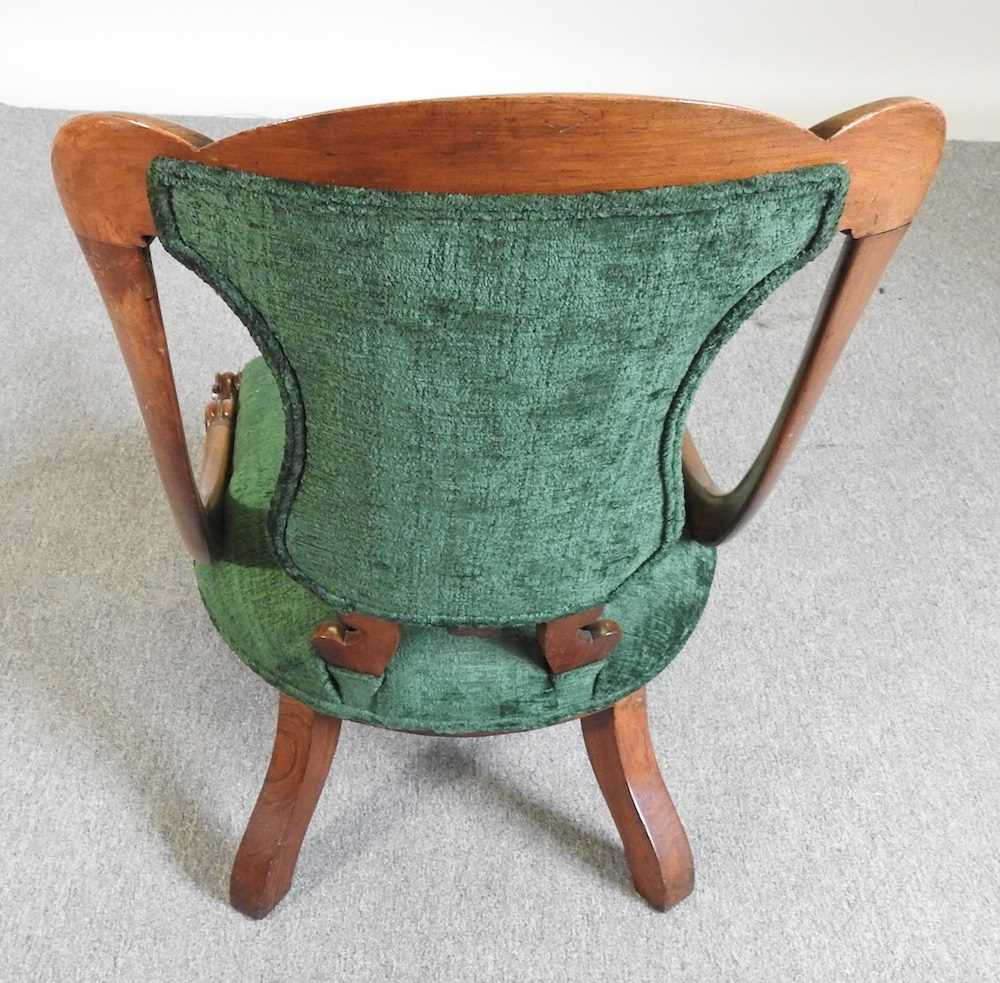 A Victorian carved walnut and green upholstered nursing chair, on cabriole legs - Bild 4 aus 4