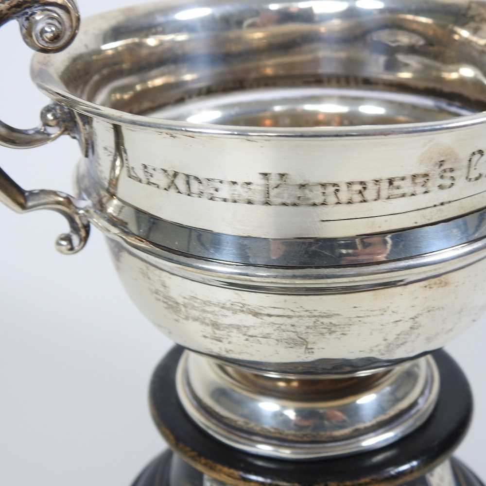 An Edwardian silver trophy cup, marks rubbed, 117g, 17cm wide, inscribed Lexden Harriers Challenge - Image 3 of 5