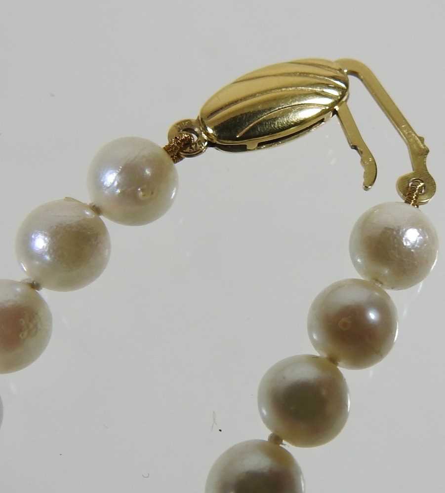 A cultured pearl single strand necklace, with a 9 carat gold clasp, 23g, 44cm long - Image 4 of 4