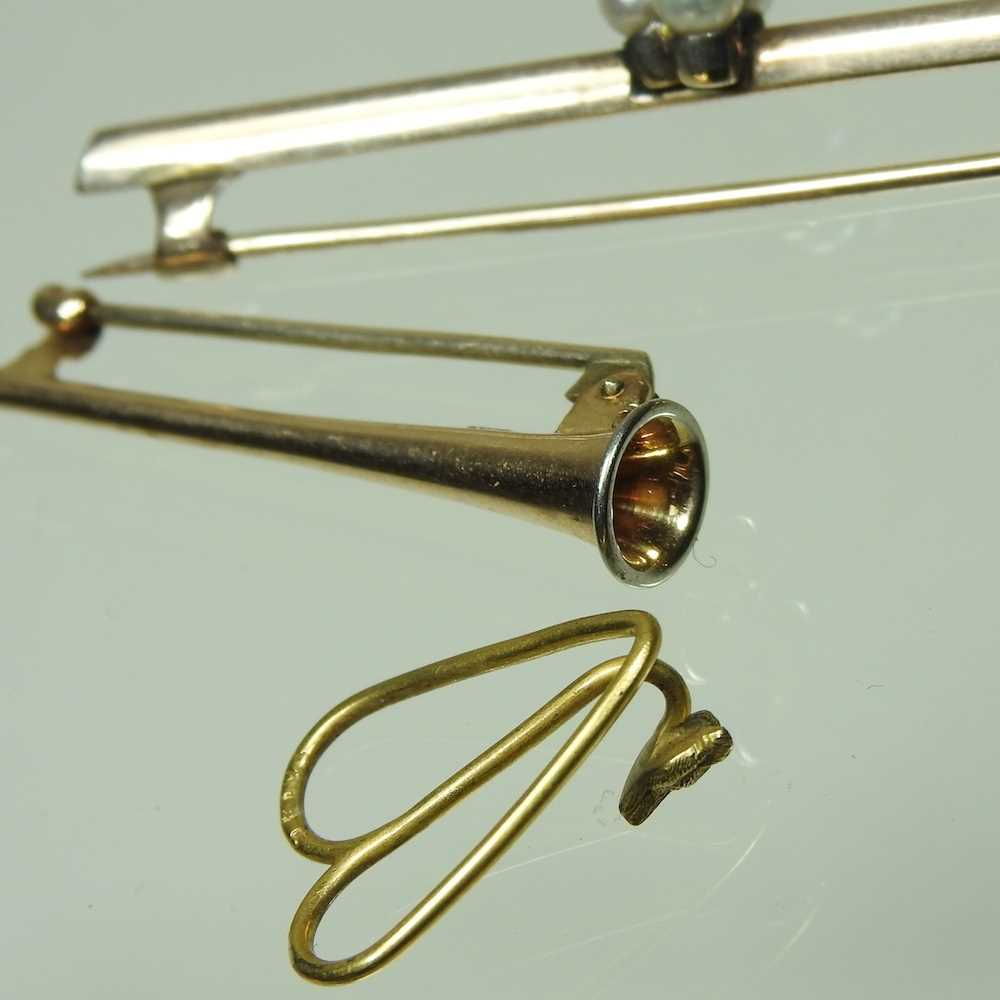 A 15 carat gold tie pin, in the form of a hunting horn, 2.2g, 4cm wide, together with a pearl bar - Image 4 of 4