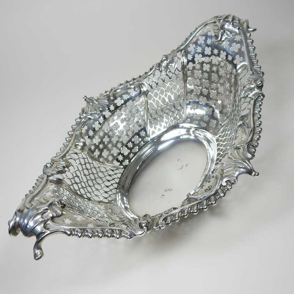 A good George III pierced silver sweetmeat basket, of pierced boat shape, the gadrooned border - Image 3 of 6