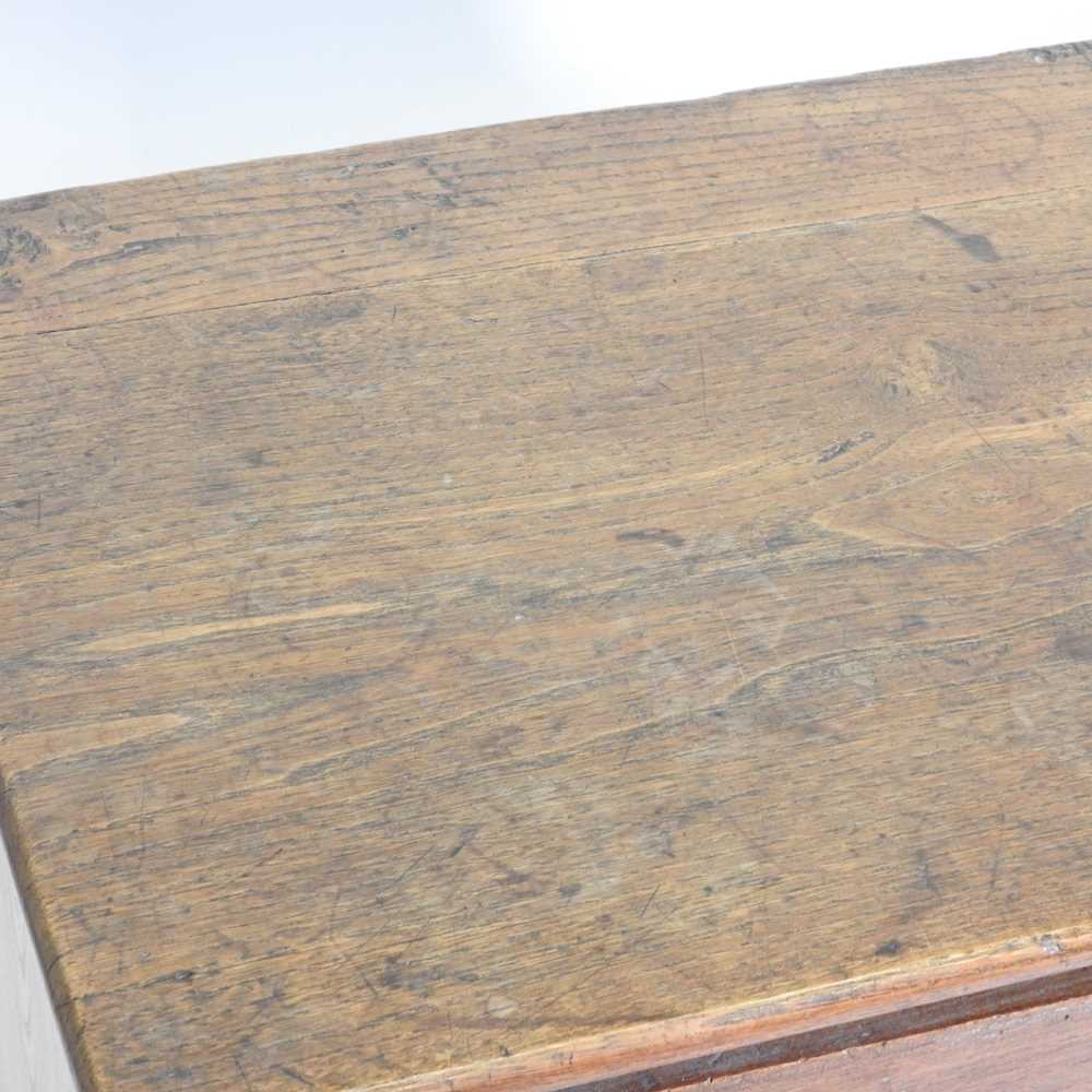 An 18th century elm six plank coffer, with a hinged lid 170w x 47d x 71h cm - Bild 3 aus 5