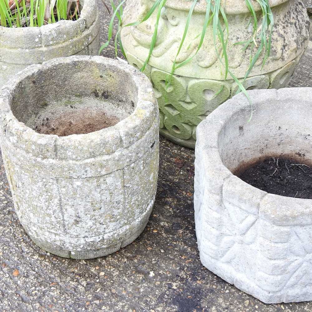 A collection of four cast stone garden pots (4) - Image 3 of 4