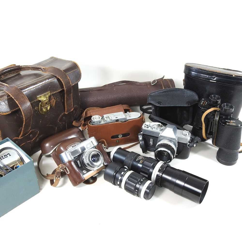 A vintage Voigtlander Lanthar camera, cased, together with a Voigtlander Bessa I, a Mamiya Sekor 500