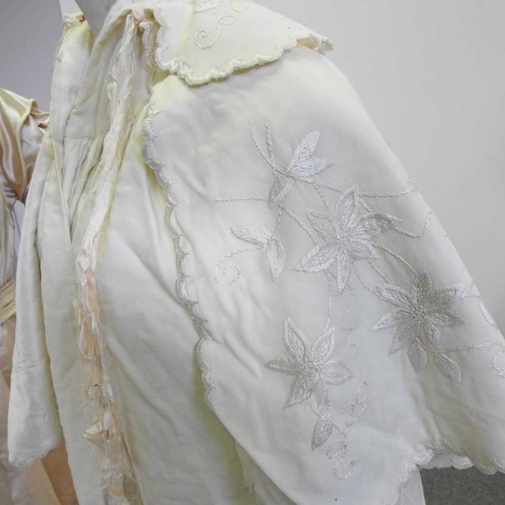 An Edwardian satin and lace wedding dress, with a lace petticoat, together with a shawl, with - Image 2 of 22