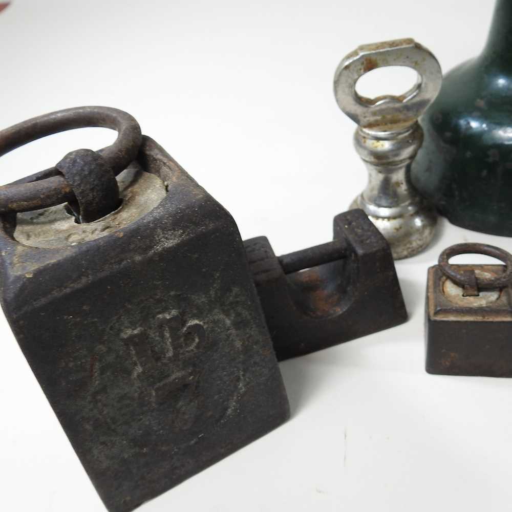 A set of mid 20th century cast iron kitchen scales, 38cm wide and weights - Image 5 of 5