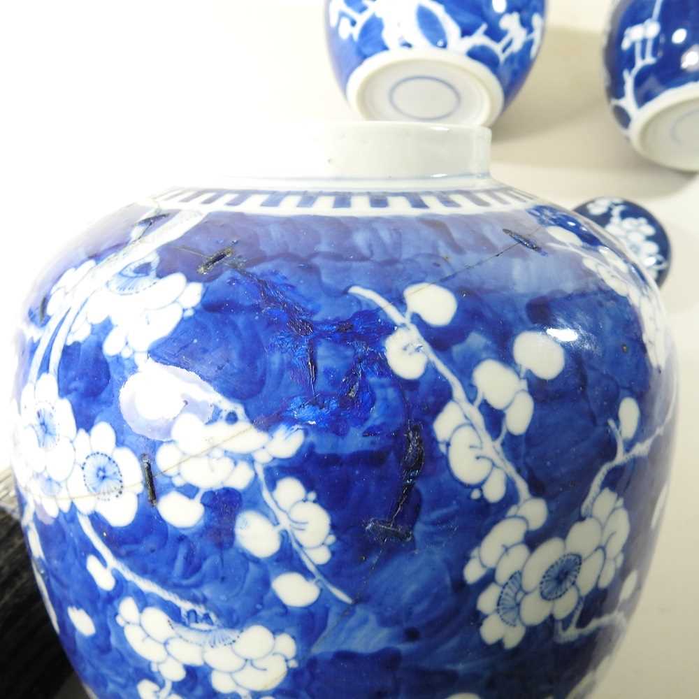 An early 20th century Chinese porcelain blue and white ginger jar and cover, 26cm high, together - Image 4 of 6