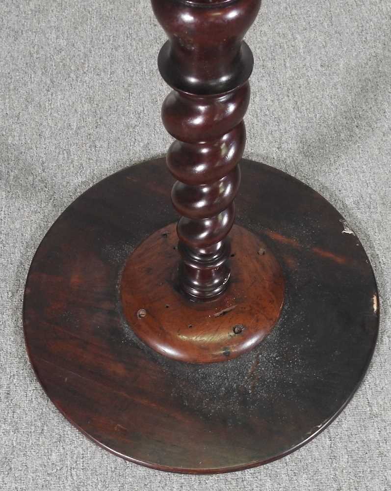 A Victorian mahogany occasional table, with a spirally turned column 51w x 73h cm - Bild 2 aus 4