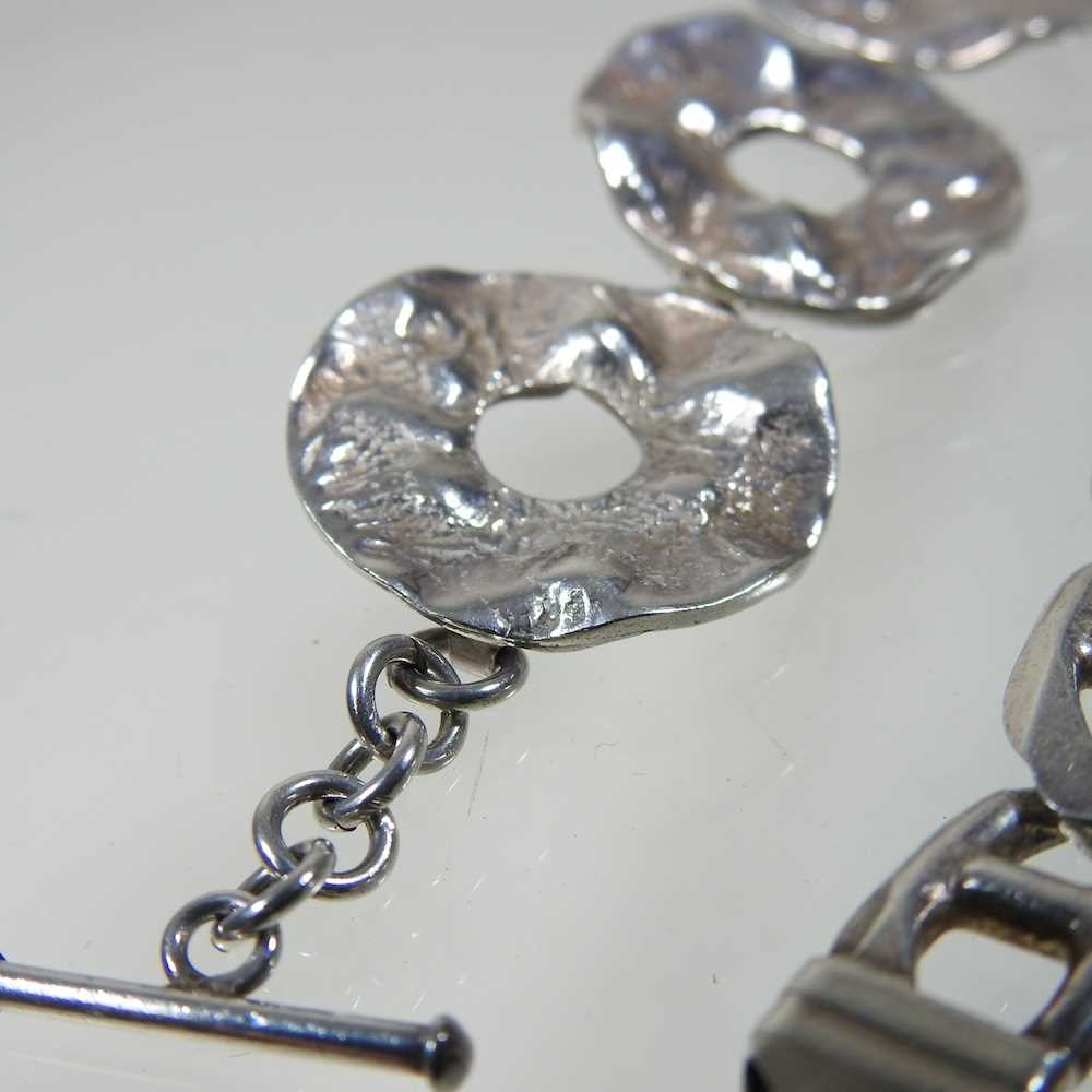 A heavy silver link bracelet, 24g, 20cm long, together with another of hoop design, 16g, 17cm - Image 3 of 4