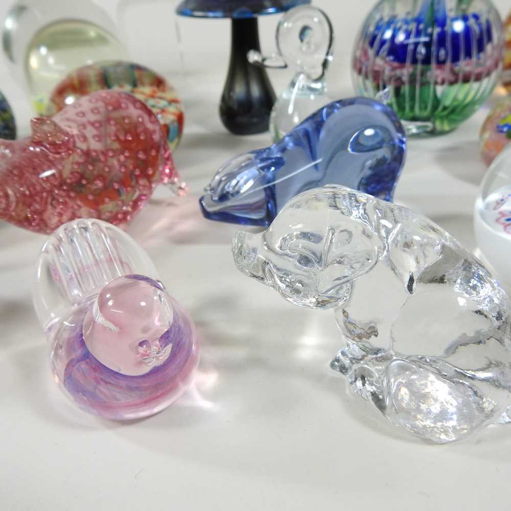 A collection of various glass paperweights, to include millefiori and glass animals - Image 5 of 7