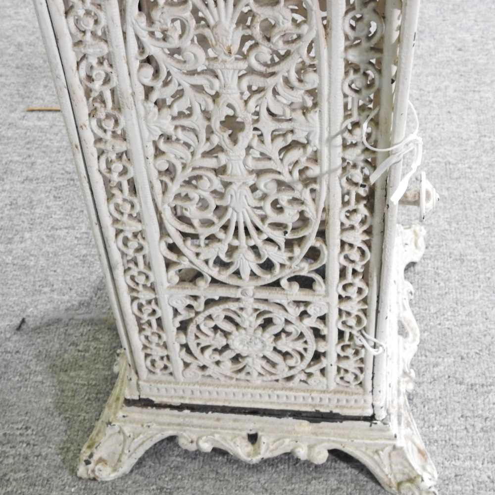 An early 20th century cream painted cast iron conservatory heater, 54cm high - Bild 4 aus 4