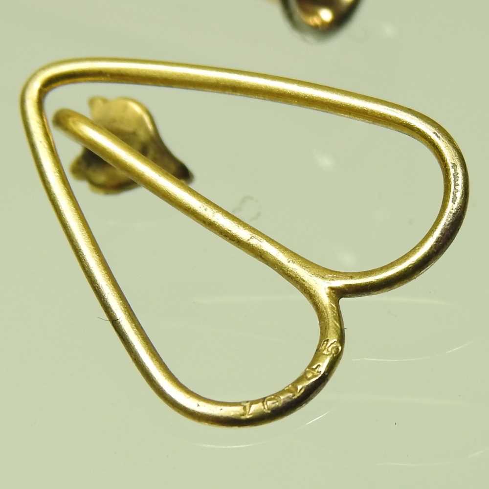 A 15 carat gold tie pin, in the form of a hunting horn, 2.2g, 4cm wide, together with a pearl bar - Image 2 of 4