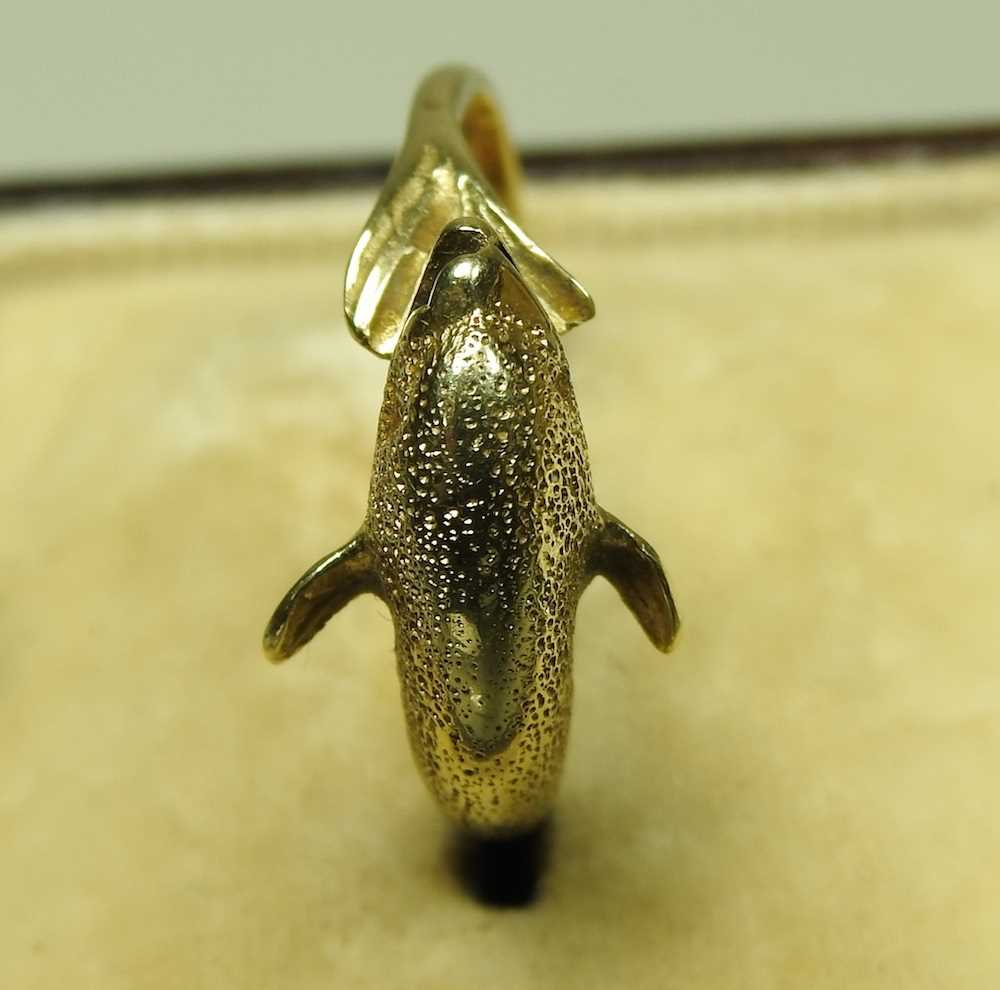 A 14 carat gold ring, in the form of a dolphin, 2.8g, size P, boxed - Image 6 of 6