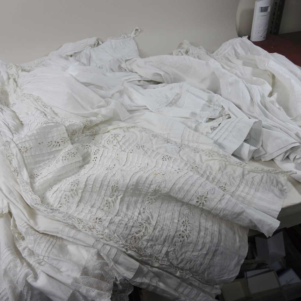 A collection of early 20th century white cotton and lace children's gowns - Image 2 of 4